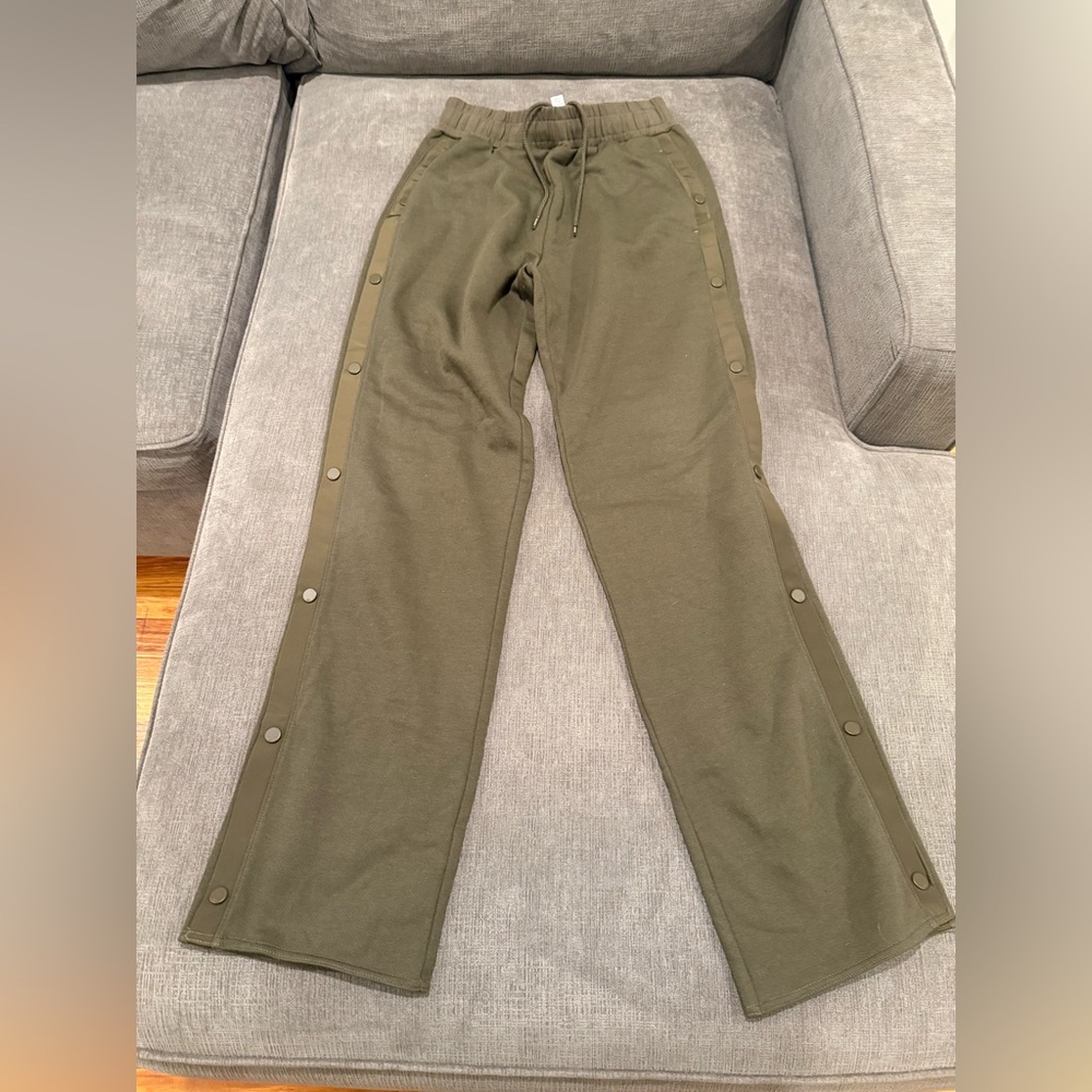Alo Yoga Snap Side Pant sz Medium Olive Guy BRAND NEW without Tags